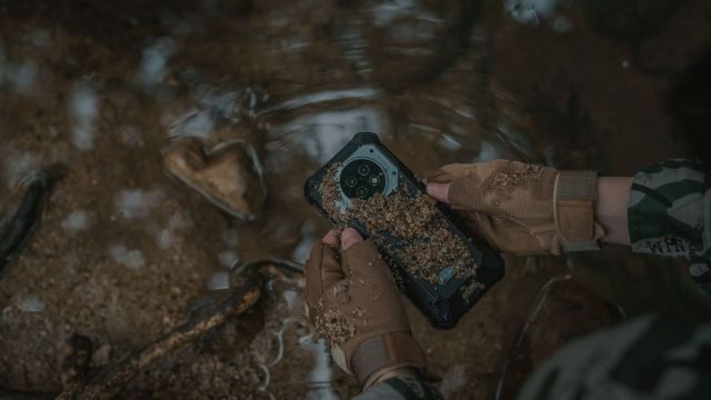 teléfonos resistentes para prácticas militares