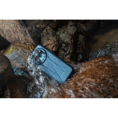 Smartphone Oukitel WP39 demostrando su durabilidad y capacidad en un entorno extremo