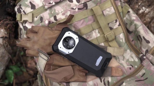 OUKITEL-WP19-The-Worlds-Largest-21000mAh-Rugged-Smartphone-with-SONY-Night-Vision-Camera41.933-1024x576