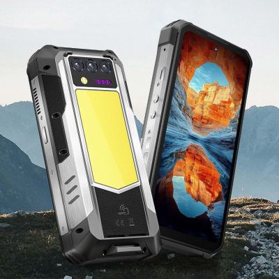 Primer plano del Oukitel WP100 mostrando el compartimento superior abierto con los auriculares inalámbricos integrados.