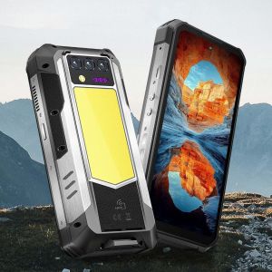 Primer plano del Oukitel WP100 mostrando el compartimento superior abierto con los auriculares inalámbricos integrados.