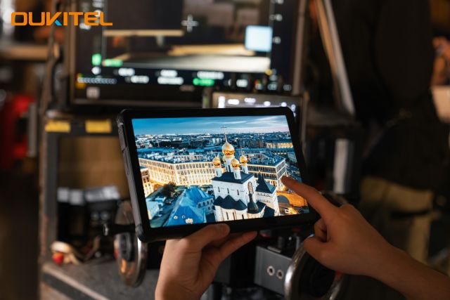 Tablet Oukitel RT10 siendo utilizada en una obra de construcción, mostrando su pantalla brillante y resistencia.