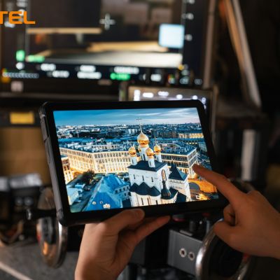 Tablet Oukitel RT10 siendo utilizada en una obra de construcción, mostrando su pantalla brillante y resistencia.