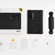 Contenido de la caja de la Oukitel RT11 con correa de mano y accesorios
